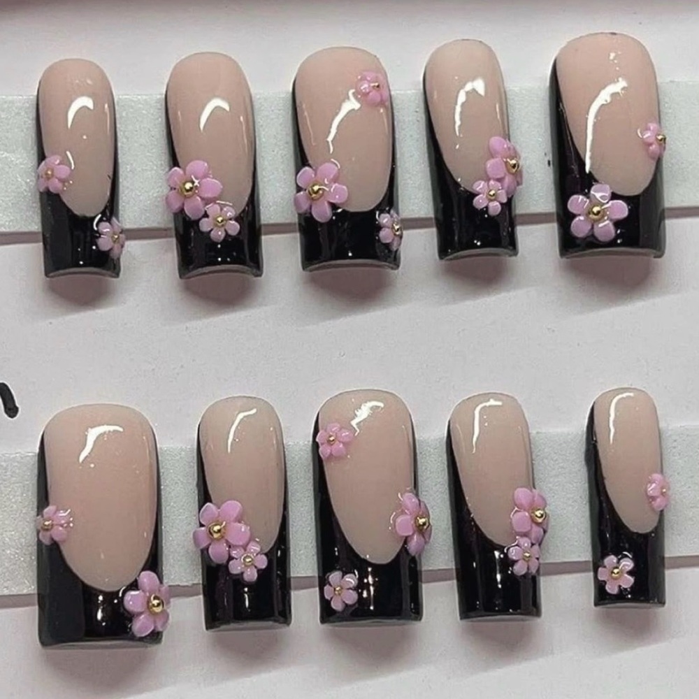 Elegant Black and Cream Floral Nail Set